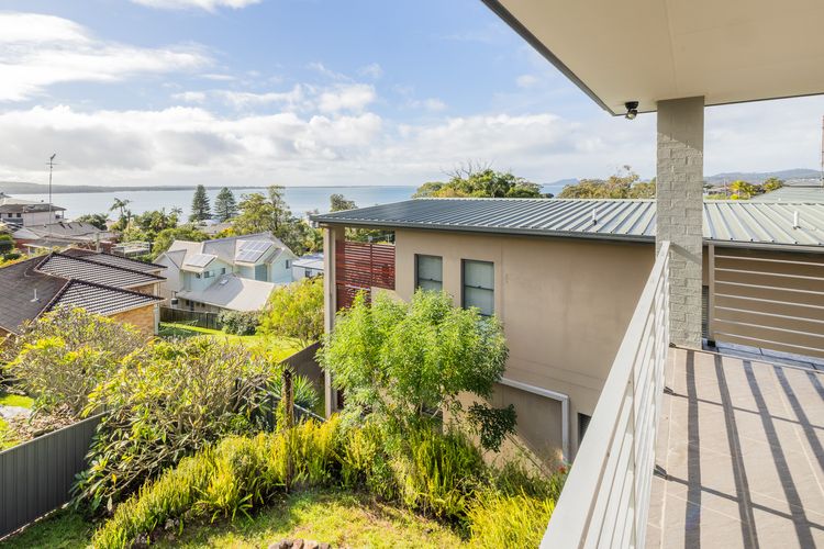 Vista, 16 Vista Avenue – huge house with water views & ducted air conditioning