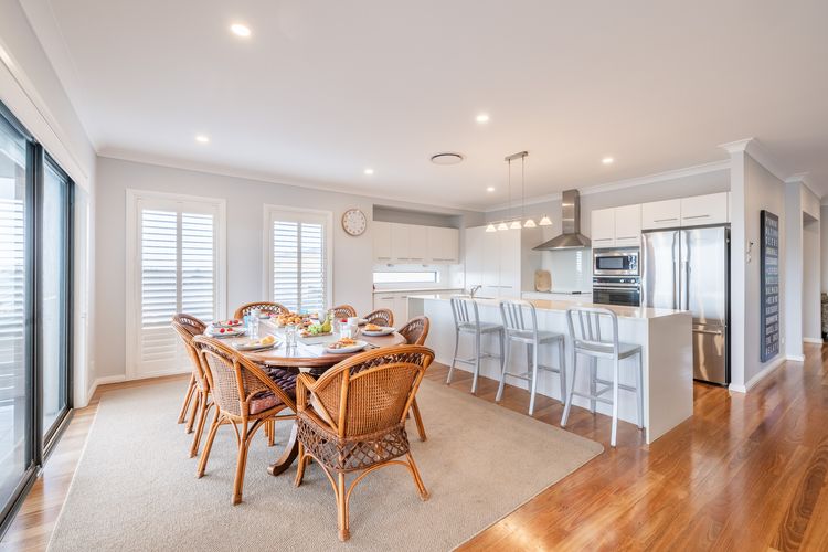 Vista, 16 Vista Avenue – huge house with water views & ducted air conditioning