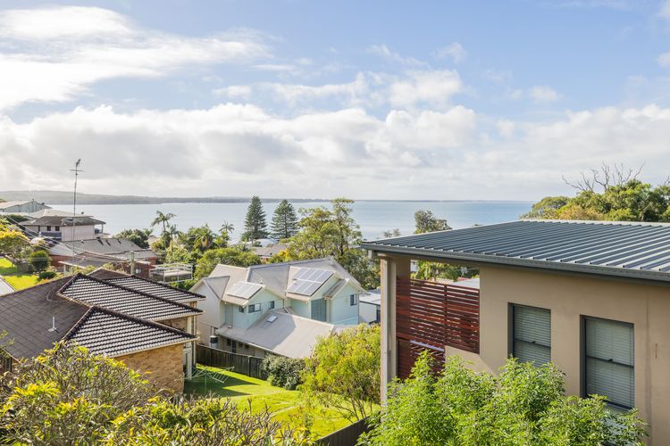 Vista, 16 Vista Avenue – huge house with water views & ducted air conditioning