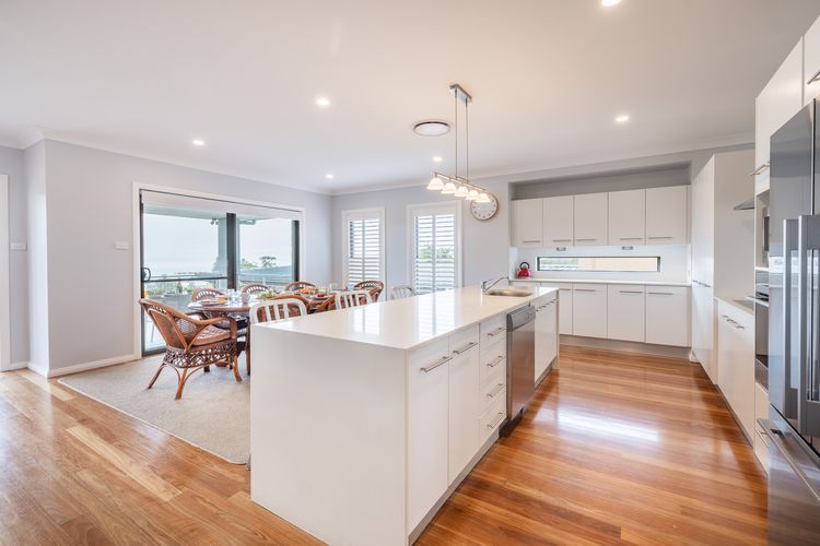 Vista, 16 Vista Avenue – huge house with water views & ducted air conditioning