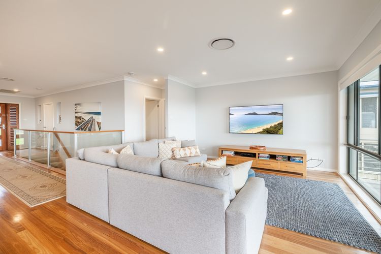 Vista, 16 Vista Avenue – huge house with water views & ducted air conditioning