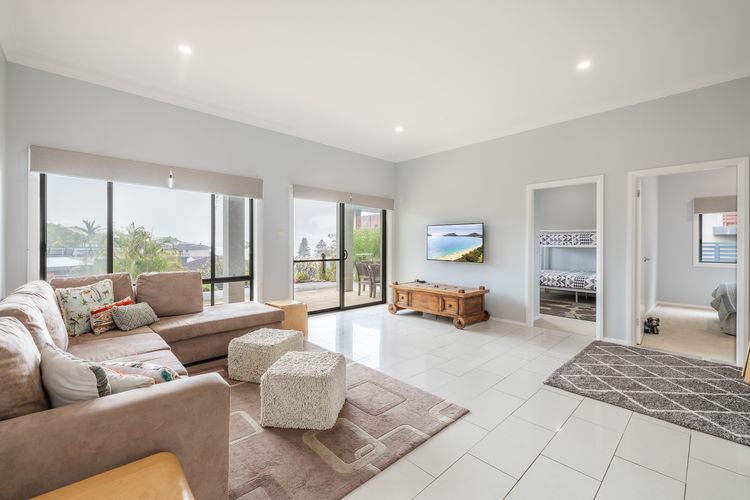 Vista, 16 Vista Avenue – huge house with water views & ducted air conditioning