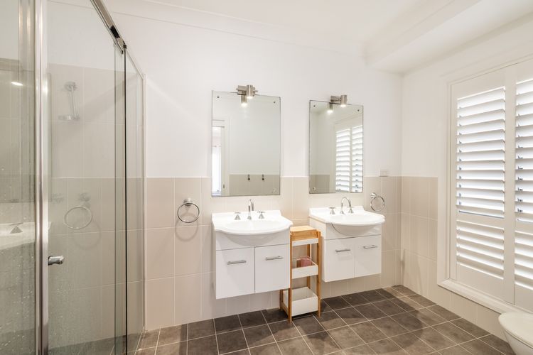 Vista, 16 Vista Avenue – huge house with water views & ducted air conditioning