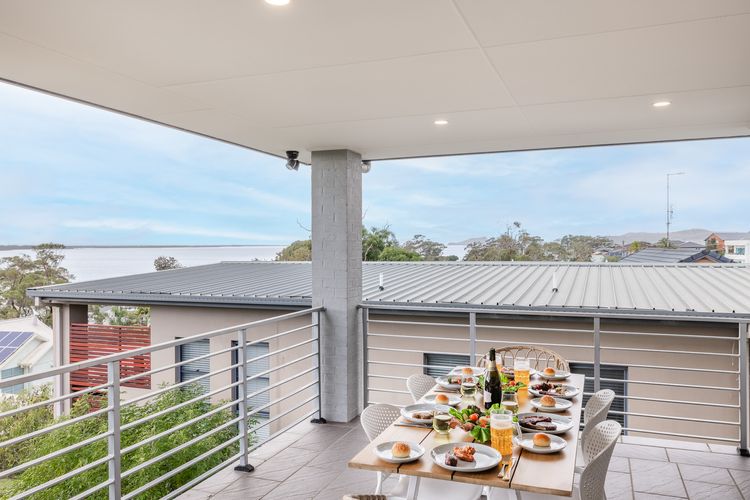 Vista, 16 Vista Avenue – huge house with water views & ducted air conditioning