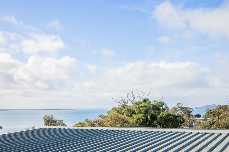 Vista, 16 Vista Avenue – huge house with water views & ducted air conditioning