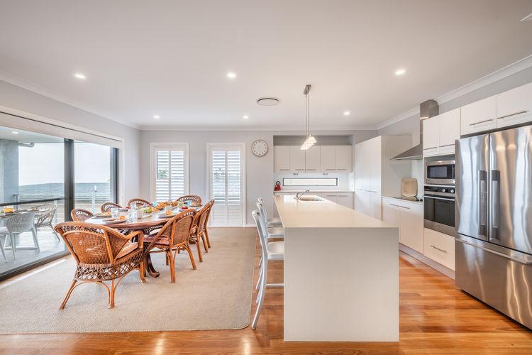 Vista, 16 Vista Avenue – huge house with water views & ducted air conditioning