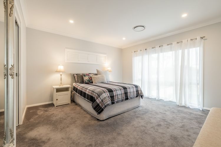 Vista, 16 Vista Avenue – huge house with water views & ducted air conditioning