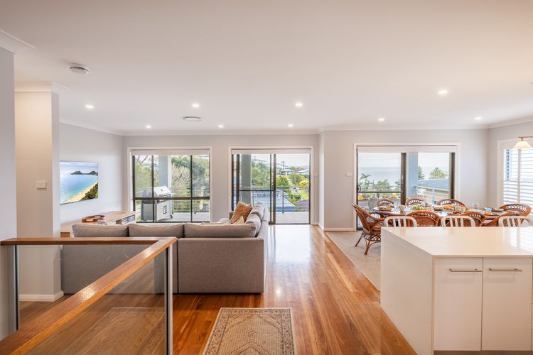Vista, 16 Vista Avenue – huge house with water views & ducted air conditioning