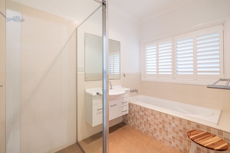 Vista, 16 Vista Avenue – huge house with water views & ducted air conditioning