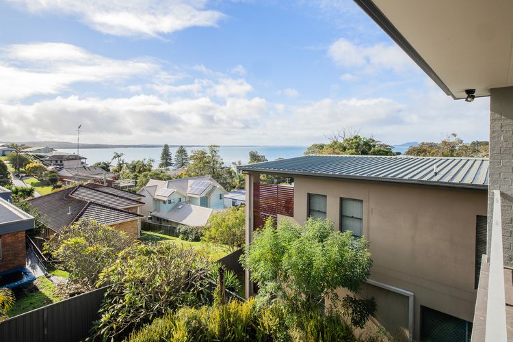 Vista, 16 Vista Avenue – huge house with water views & ducted air conditioning
