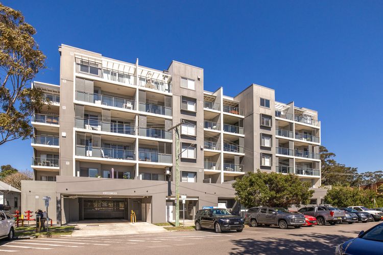 The Shoal, 104/6-8 Bullecourt Street – linen included & under 200m to beach