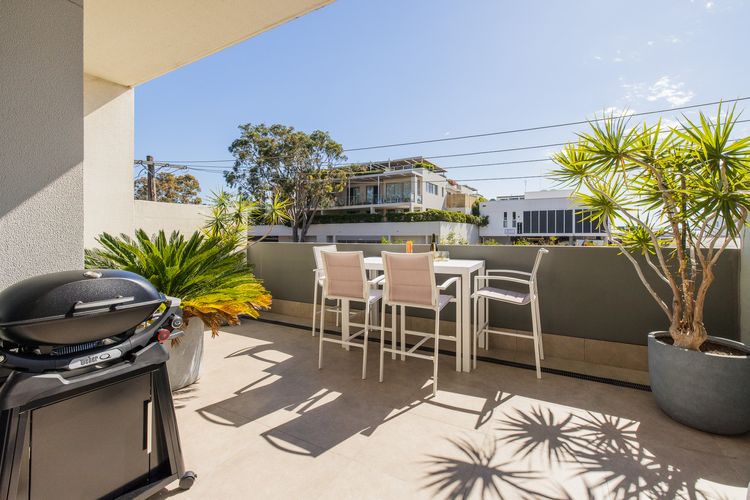 The Shoal, 104/6-8 Bullecourt Street – linen included & under 200m to beach