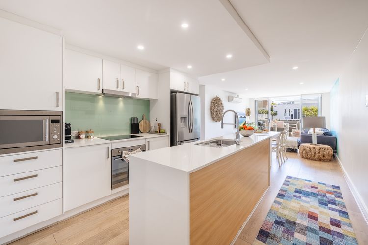 The Shoal, 104/6-8 Bullecourt Street – linen included & under 200m to beach