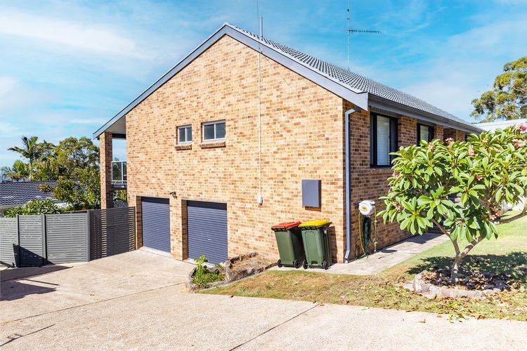 Away @ Nelson Bay, 29 Wollomi Ave – Spacious family home with water views, pet friendly, WIFI & aircon