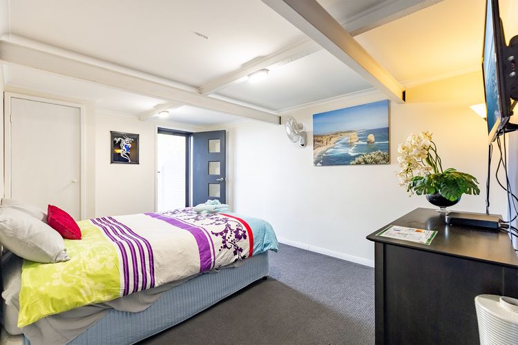 Away @ Nelson Bay, 29 Wollomi Ave – Spacious family home with water views, pet friendly, WIFI & aircon