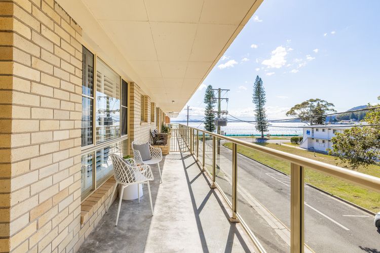 Shoal Court, 4/7 Lillian St – water views , linen, bed making