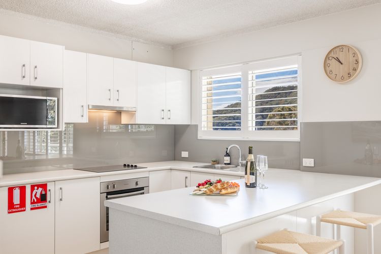 Shoal Court, 4/7 Lillian St – water views , linen, bed making