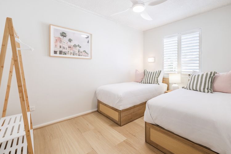 Shoal Court, 4/7 Lillian St – water views , linen, bed making