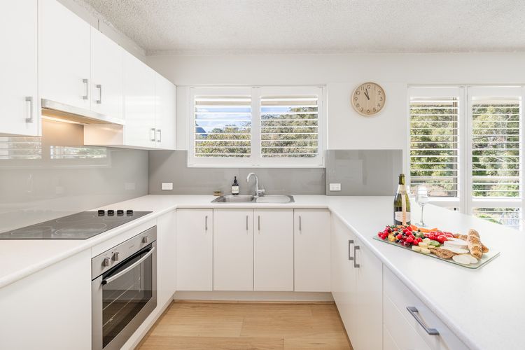 Shoal Court, 4/7 Lillian St – water views , linen, bed making