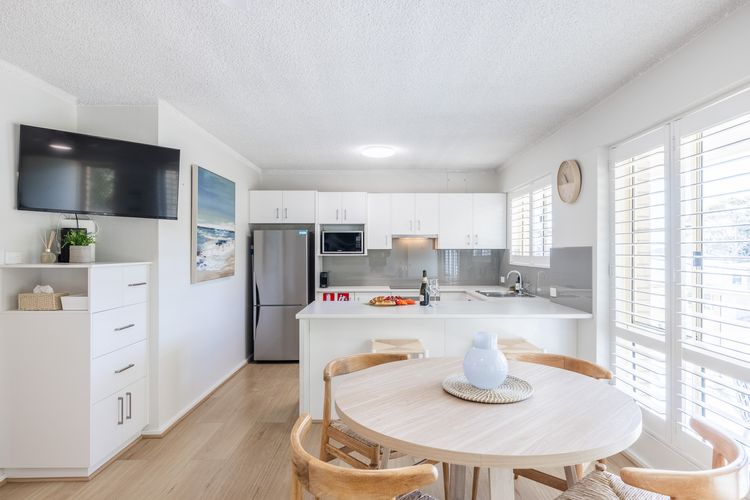 Shoal Court, 4/7 Lillian St – water views , linen, bed making