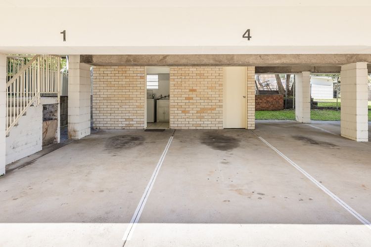 Shoal Court, 4/7 Lillian St – water views , linen, bed making