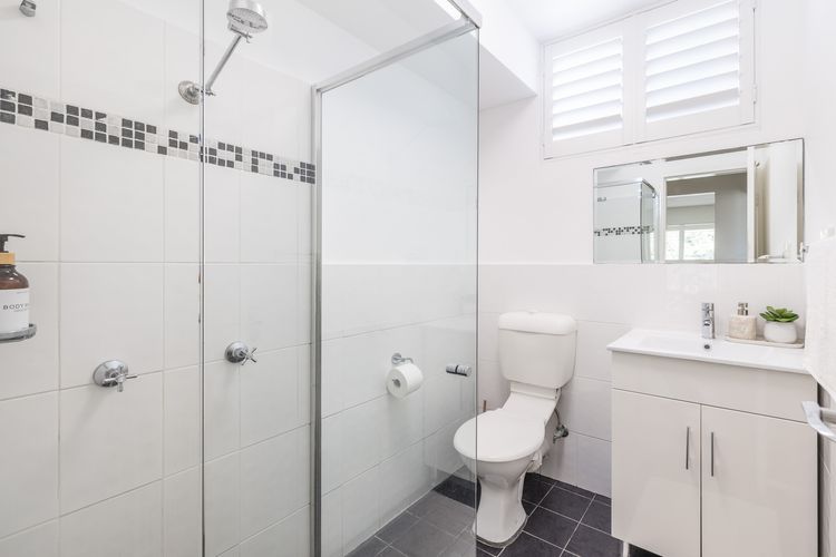Shoal Court, 4/7 Lillian St – water views , linen, bed making