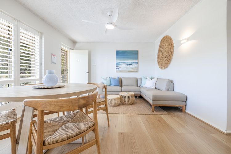 Shoal Court, 4/7 Lillian St – water views , linen, bed making