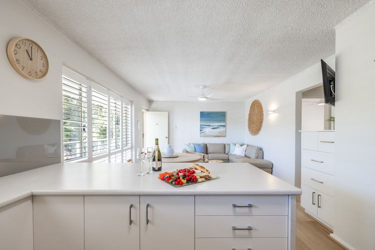 Shoal Court, 4/7 Lillian St – water views , linen, bed making