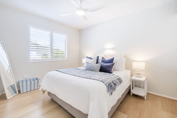 Shoal Court, 4/7 Lillian St – water views , linen, bed making