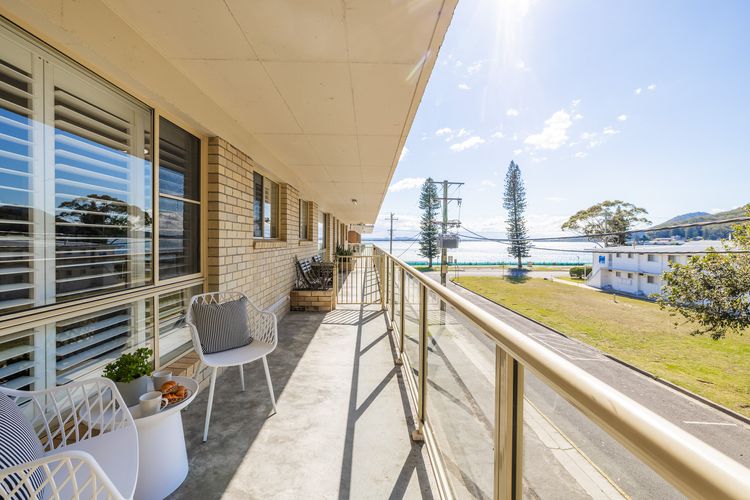 Shoal Court, 4/7 Lillian St – water views , linen, bed making