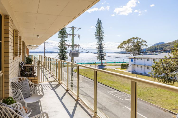 Shoal Court, 4/7 Lillian St – water views , linen, bed making