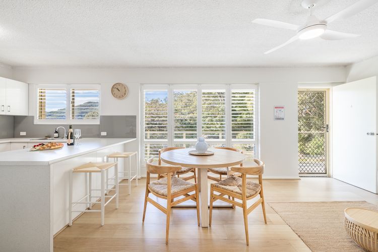 Shoal Court, 4/7 Lillian St – water views , linen, bed making