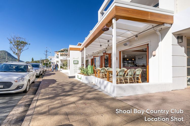 Shoal Court, 4/7 Lillian St – water views , linen, bed making