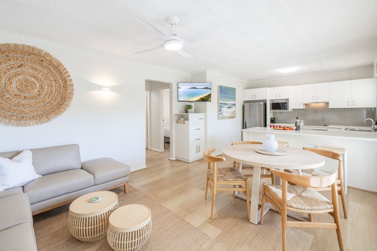 Shoal Court, 4/7 Lillian St – water views , linen, bed making