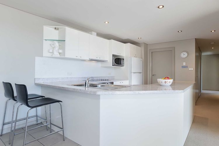 Bayview Apartments, 11/42 Stockton Street – Three bedroom unit In the heart of town with air con, lift and secure parking