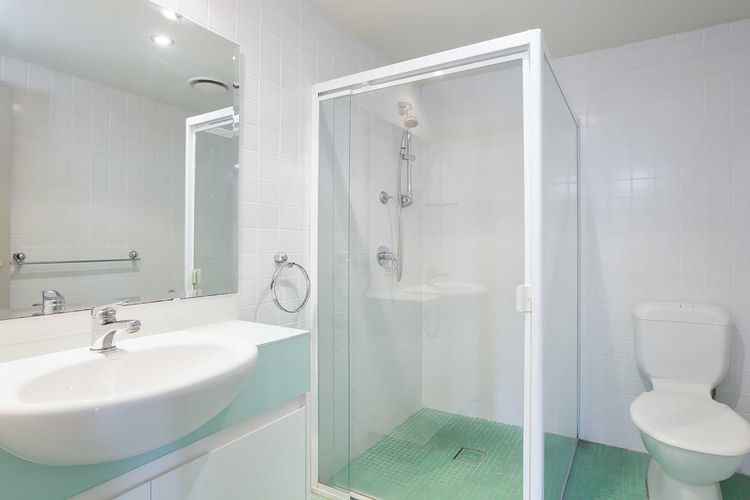 Bayview Apartments, 11/42 Stockton Street – Three bedroom unit In the heart of town with air con, lift and secure parking