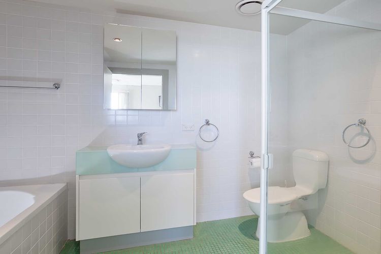 Bayview Apartments, 11/42 Stockton Street – Three bedroom unit In the heart of town with air con, lift and secure parking