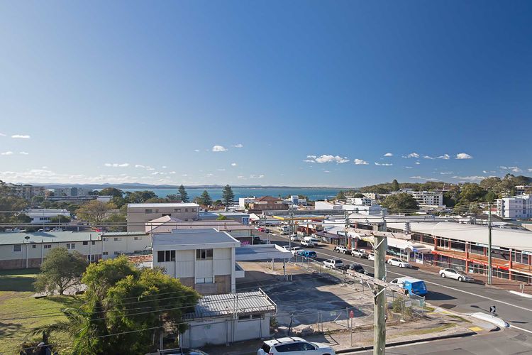 Bayview Apartments, 11/42 Stockton Street – Three bedroom unit In the heart of town with air con, lift and secure parking