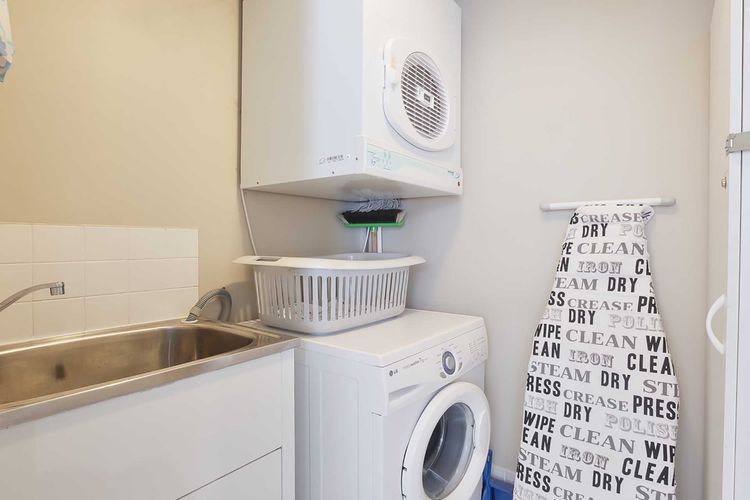 Bayview Apartments, 11/42 Stockton Street – Three bedroom unit In the heart of town with air con, lift and secure parking