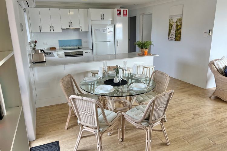 Promenade 12, 8 Intrepid Cl – fantastic waterfront unit with air con and Wifi