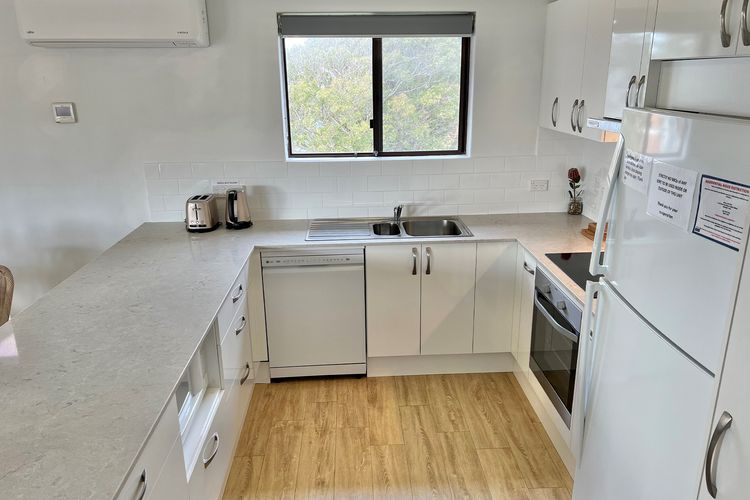 Promenade 12, 8 Intrepid Cl – fantastic waterfront unit with air con and Wifi