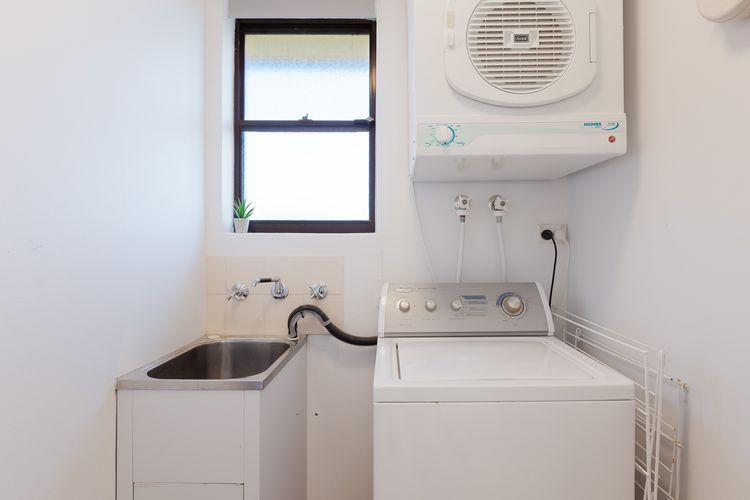 Promenade 12, 8 Intrepid Cl – fantastic waterfront unit with air con and Wifi