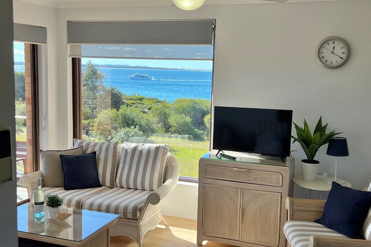 Promenade 12, 8 Intrepid Cl – fantastic waterfront unit with air con and Wifi