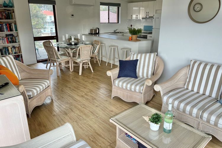 Promenade 12, 8 Intrepid Cl – fantastic waterfront unit with air con and Wifi