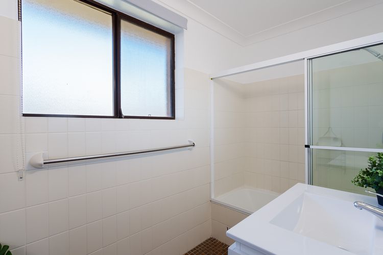 Promenade 12, 8 Intrepid Cl – fantastic waterfront unit with air con and Wifi