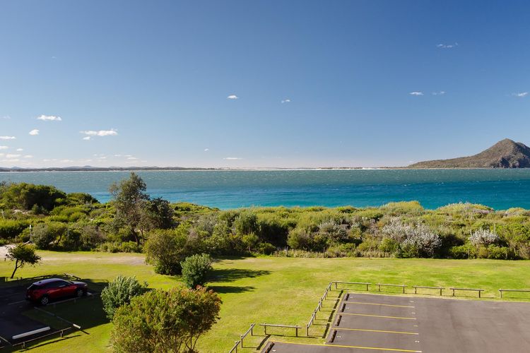 Promenade 12, 8 Intrepid Cl – fantastic waterfront unit with air con and Wifi