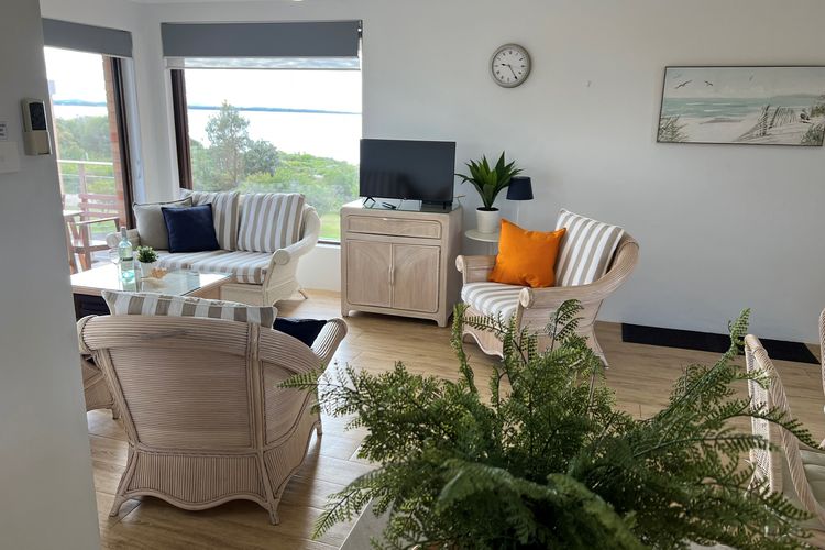 Promenade 12, 8 Intrepid Cl – fantastic waterfront unit with air con and Wifi