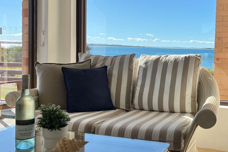 Promenade 12, 8 Intrepid Cl – fantastic waterfront unit with air con and Wifi