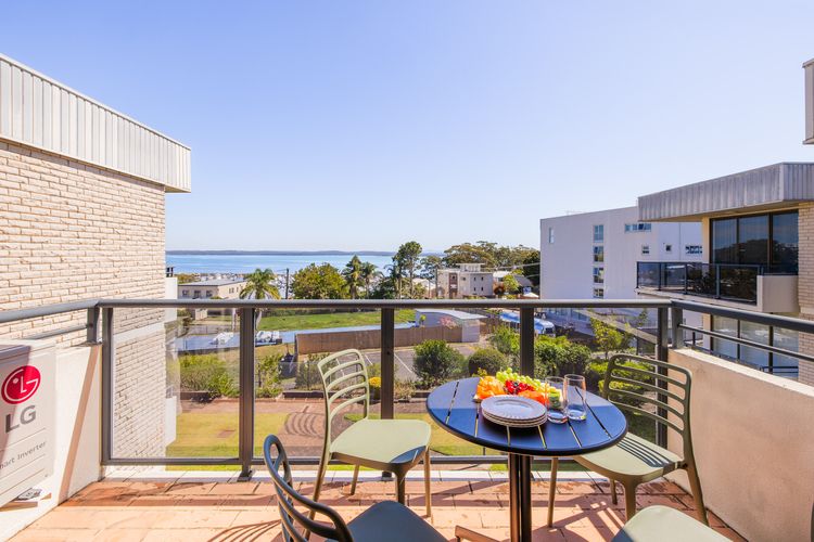 Portside 18 1 Donald Street water views WiFi and Air Conditioning