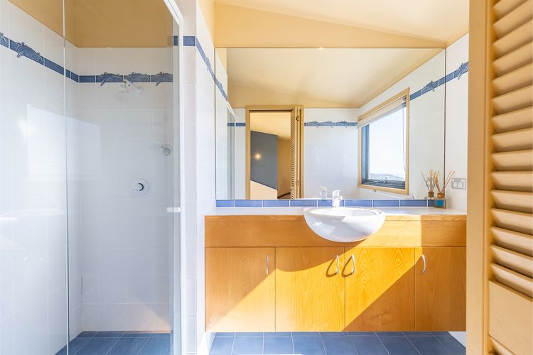 High View, 23 Wollomi Ave – perfect coastal getaway,  with stunning water views and WIFI